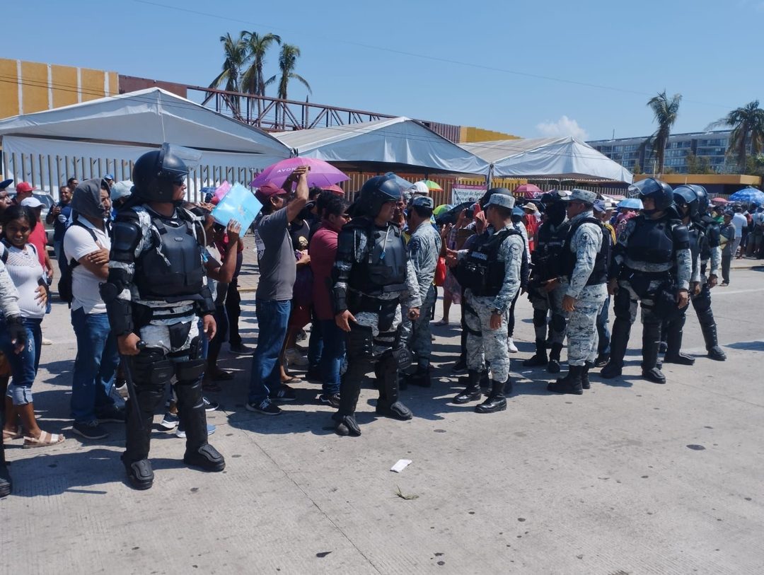 Policías bloquean una manifestación en Acapulco, previo al Abierto Mexicano de Tenis