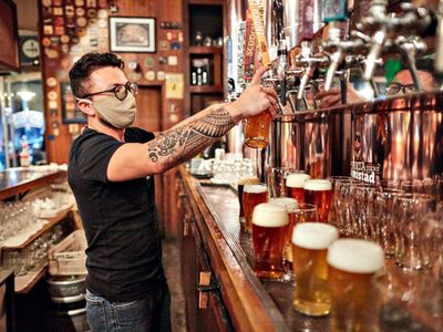 Bares y restaurantes: desde mañana deberán cerrar dos horas antes
