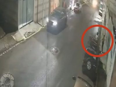 Video muestra secuestro de mujer en Puebla; el hombre con quien hablaba no interviene