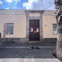 Pese al abandono, sin ley, sobrevive la arquitectura vernácula