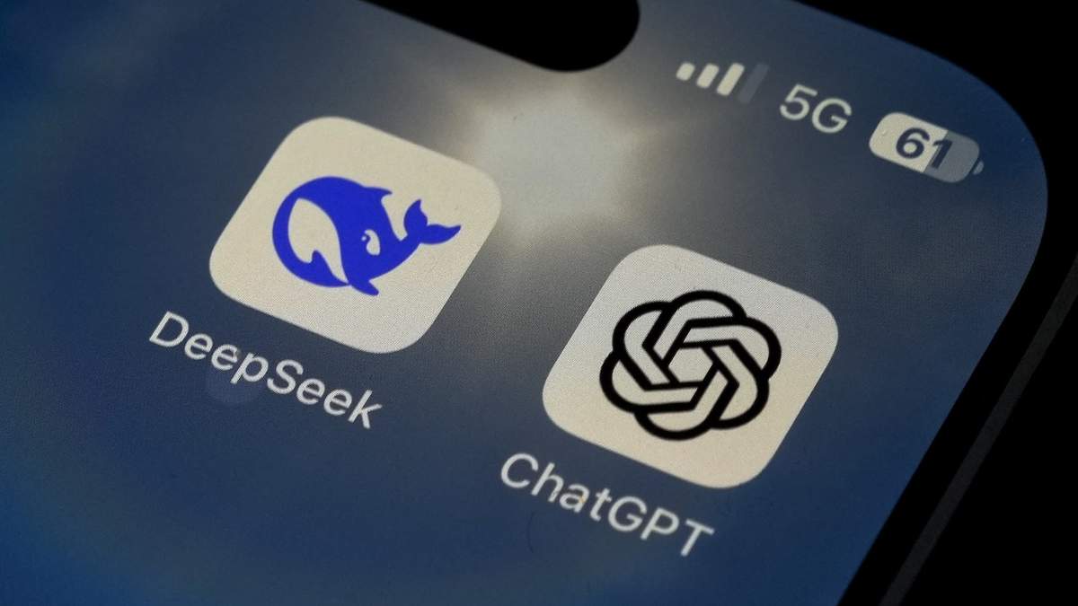 Los iconos de las aplicaciones de celular DeepSeek y ChatGPT