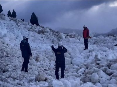 Un camino quedó bloqueado por una avalancha en Junín de los Andes