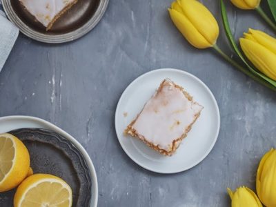 Cuadraditos de limón y frutilla: aprovechá los días soleados para merendar esto tan delicioso y fácil de hacer