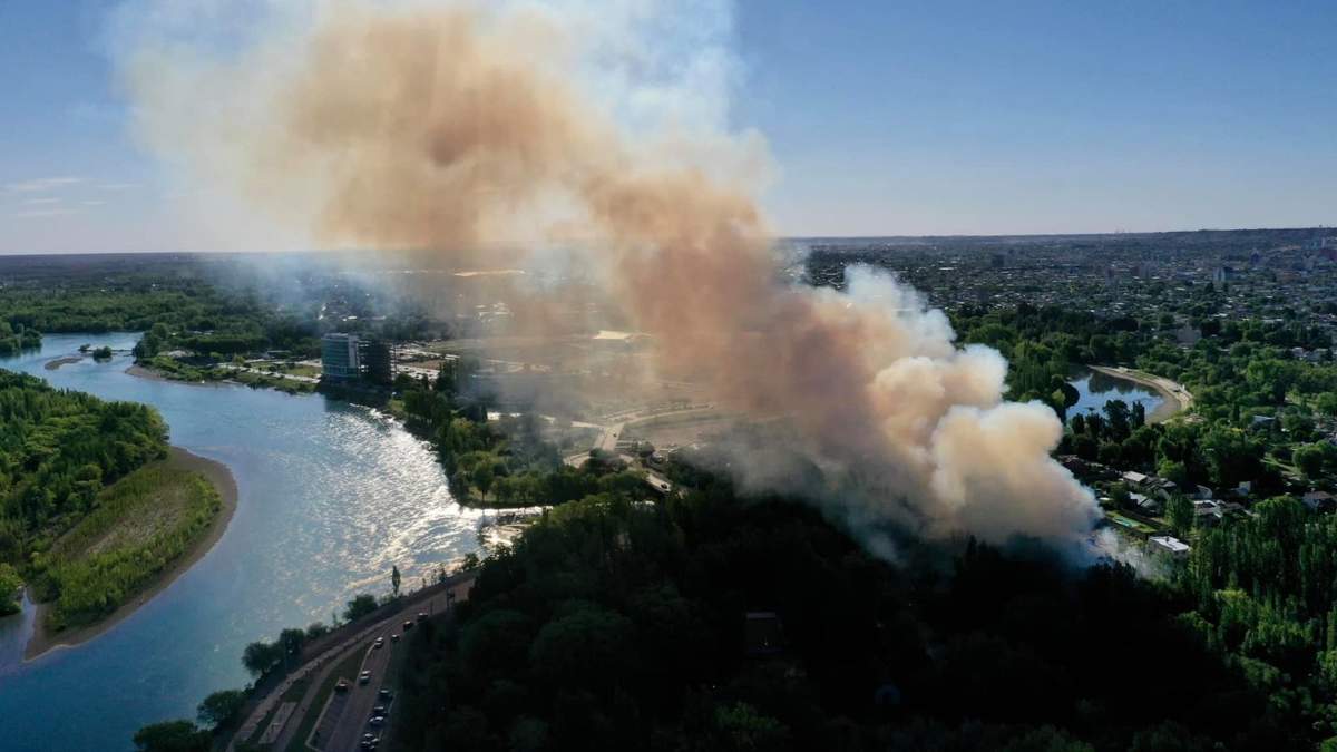 Una nube de humo que generó el incendio a las orillas del río Limay. Fuente: (Twitter)
