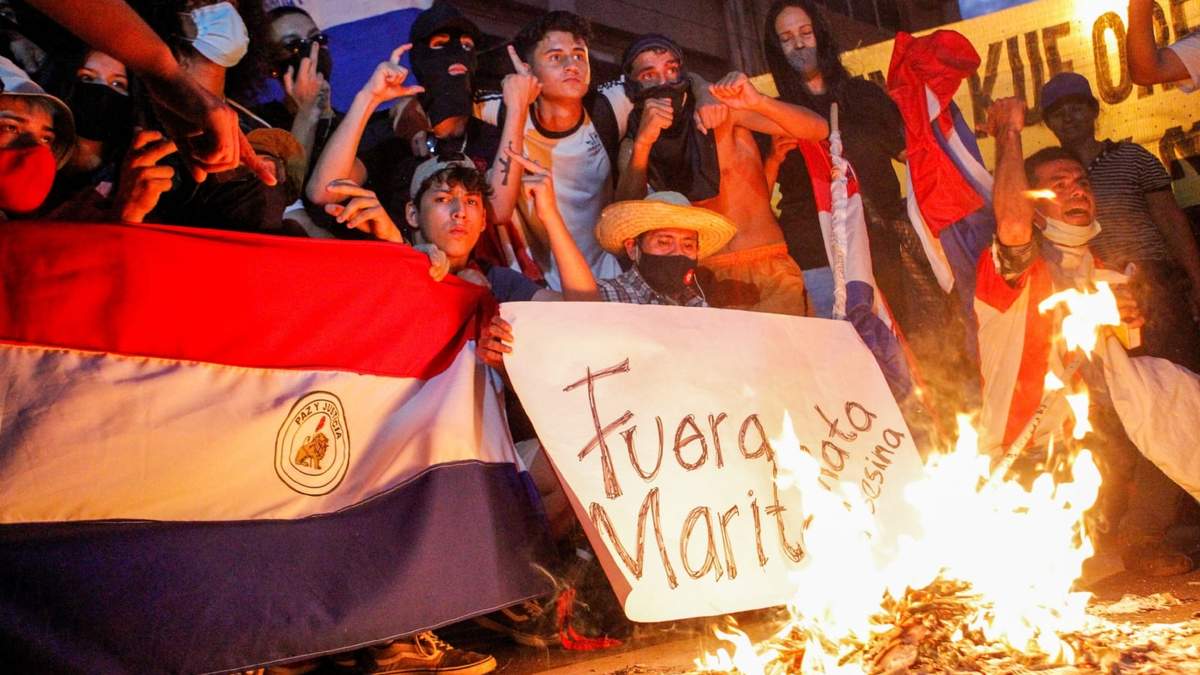 Paraguayos protestan en la capital del país, Asunción. Fuente: (Twitter)