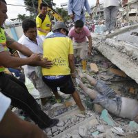 Se eleva a 262 la cifra de muertos por sismo en Ecuador