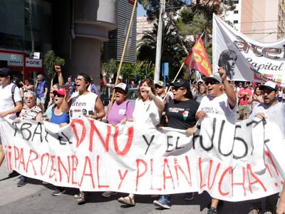 La Multisectorial de Neuquén movilizó en contra del DNU y exigió un paro nacional