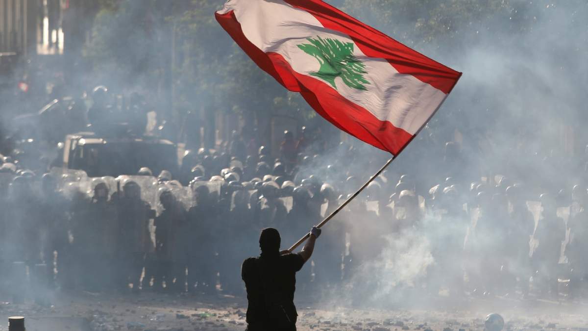 Los libaneses protestan en las calles de Beirut, capital de Líbano. Fuente: (Twitter)