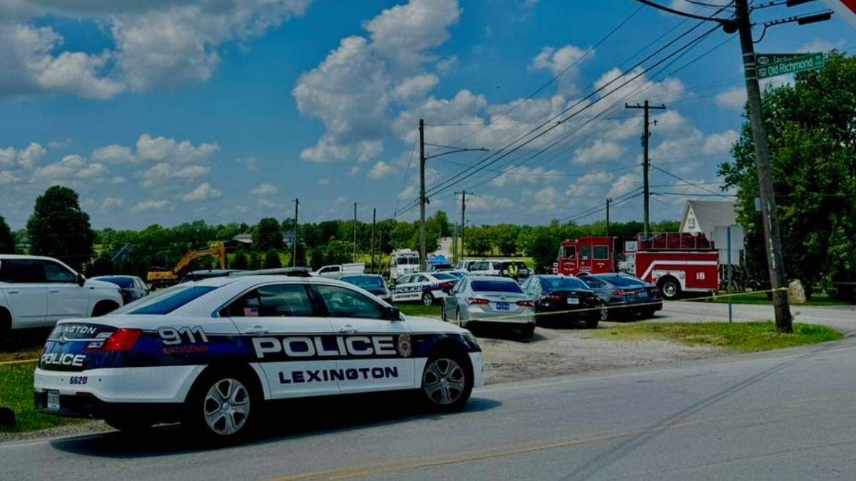 Autoridades de Kentucky llegan a la iglesia donde se registró un tiroteo que dejó dos mujeres muertas y el presunto agresor fue abatido