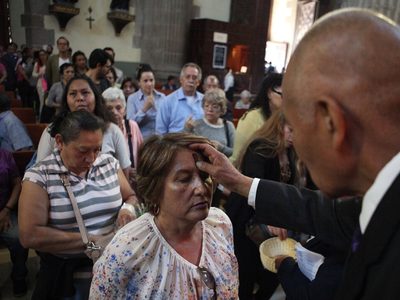 Vaticano ordena Miércoles de Ceniza sin cruz en la frente