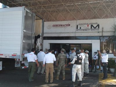 El INM detiene a 61 migrantes que viajaban en un tractocamión