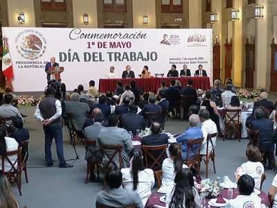 “Los pobres nunca traicionan”, dice AMLO en comida con más de 100 líderes sindicales