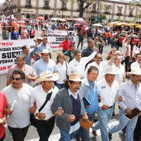 Marchan maestros en Michoacán para exigir la liberación de normalistas presos