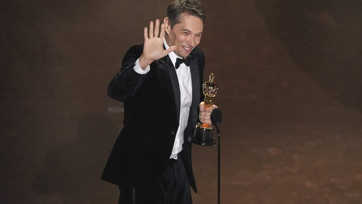 Sean Baker recibe el Oscar a la mejor dirección por "Anora"