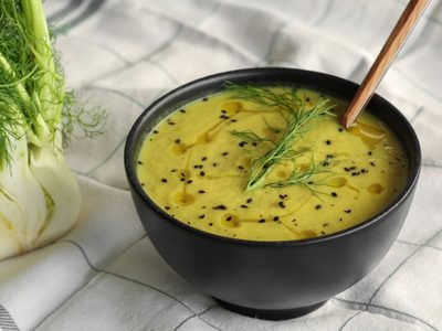 El frío no se quiere ir: matalo con esta sopa de hinojo y papa que es un 10 y tu familia va a amar