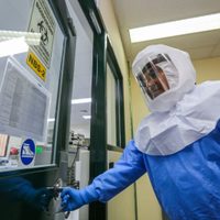 Expertos advirtieron que el coronavirus puede contraerse desde una distancia de 2 metros