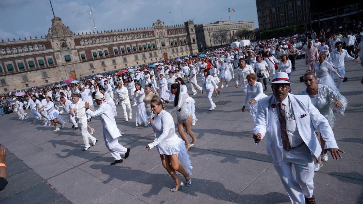 La jornada comenzó con un baile sonidero