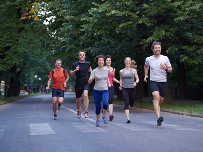 “Weekend warrior”: el entrenamiento que promete revertir los efectos de estar sentado todo el día
