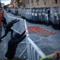 Marcha contra la militarización en CDMX, “sin contratiempos mayores” pese a encapuchados: Batres