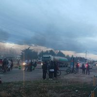 Cortaron la Ruta 7 en El Chañar para que arreglen la escuela: una mampara cayó en un aula