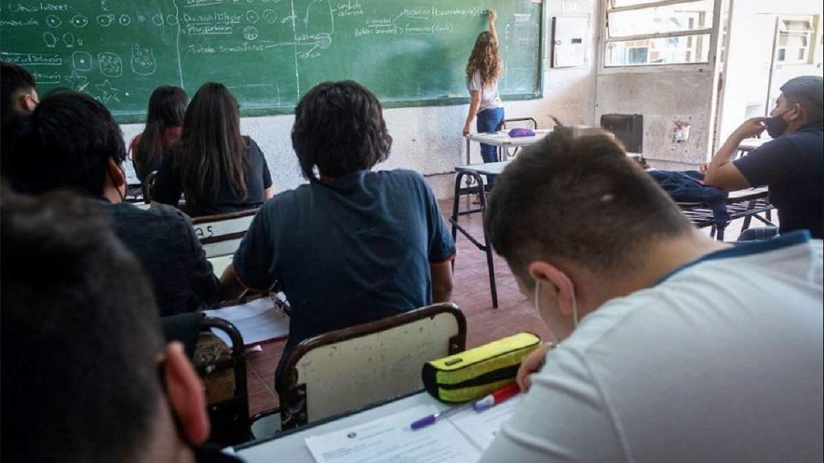 Las becas Gregorio Álvarez llegan a alumnos de los niveles inicial, primario, secundario y superior. Fuente: (Facebook)