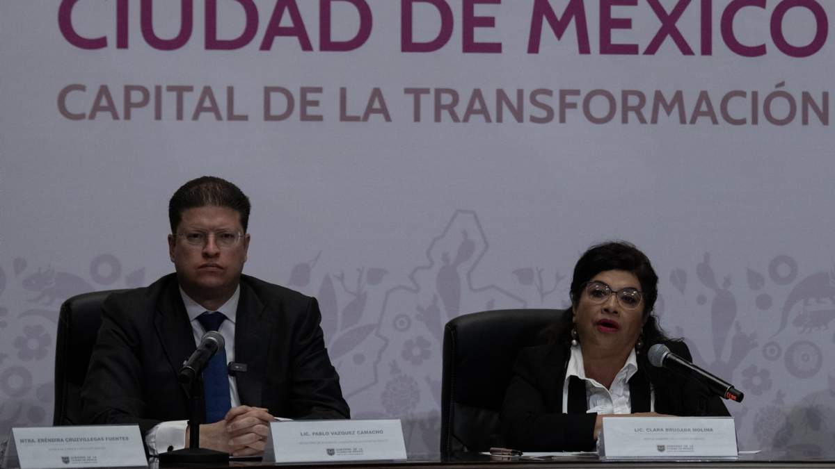 El secretario de Seguridad Ciudadana de la Ciudad de México, Pablo Vázquez, y la jefa de Gobierno, Clara Brugada, en conferencia de prensa