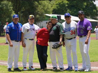 AMLO presume juego con Valenzuela, Higuera, Vinny y “Chito” Ríos; asiste Gutiérrez Müller (Video)