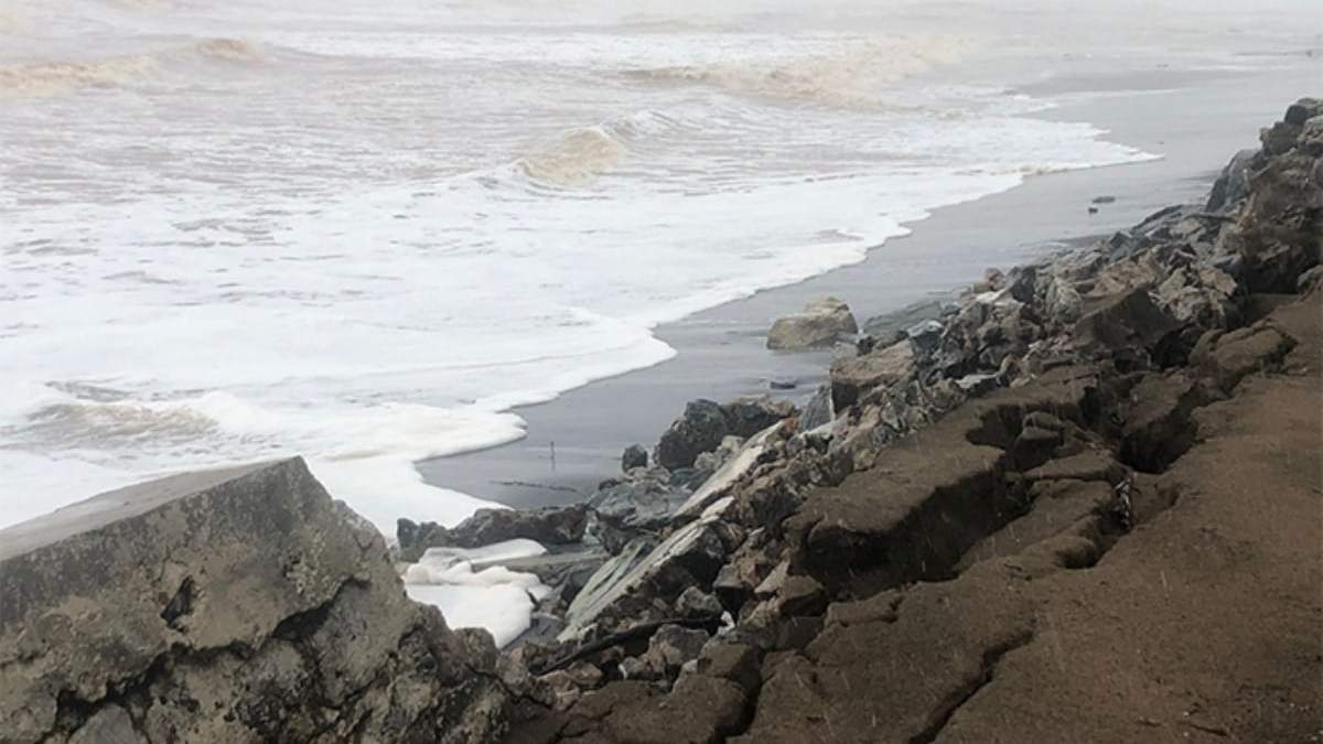 El fuerte oleaje derribó una barda de 100 metros en el centro vacacional Villa Dorada, en Lázaro Cárdenas