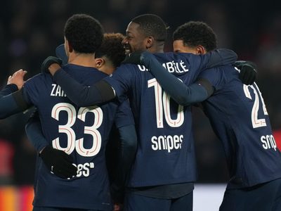 PSG vence 2-1 a París FC en el derbi de la capital francesa después de derrota de Marsella en casa