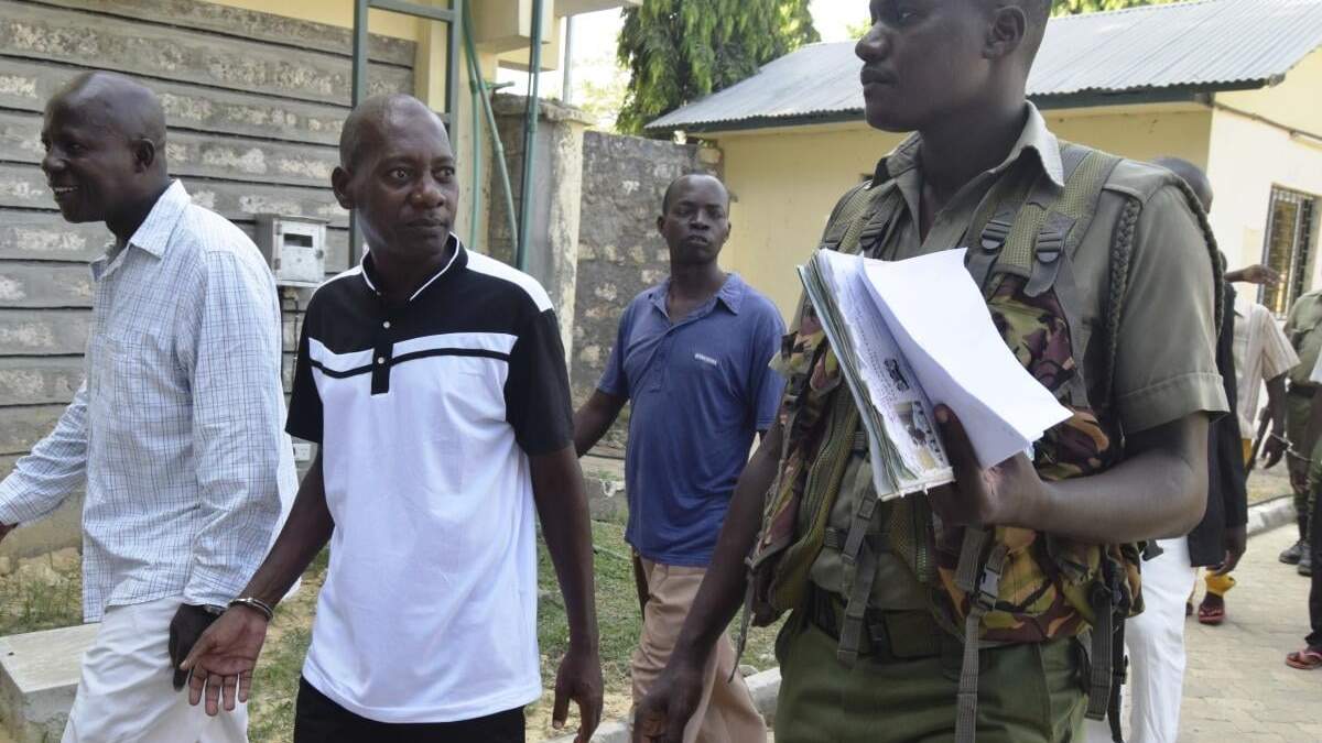 El pastor de una secta apocalíptica, Paul Mackenzie (segundo desde la izquierda), llega a un tribunal de Mombasa, Kenia