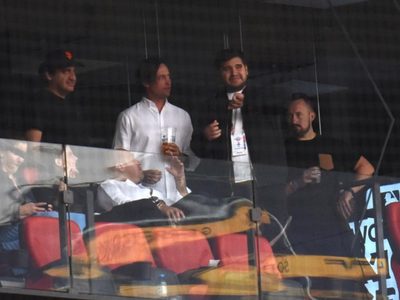 Hijos de AMLO disfrutan partido de beisbol en palco del estadio Alfredo Harp Helú