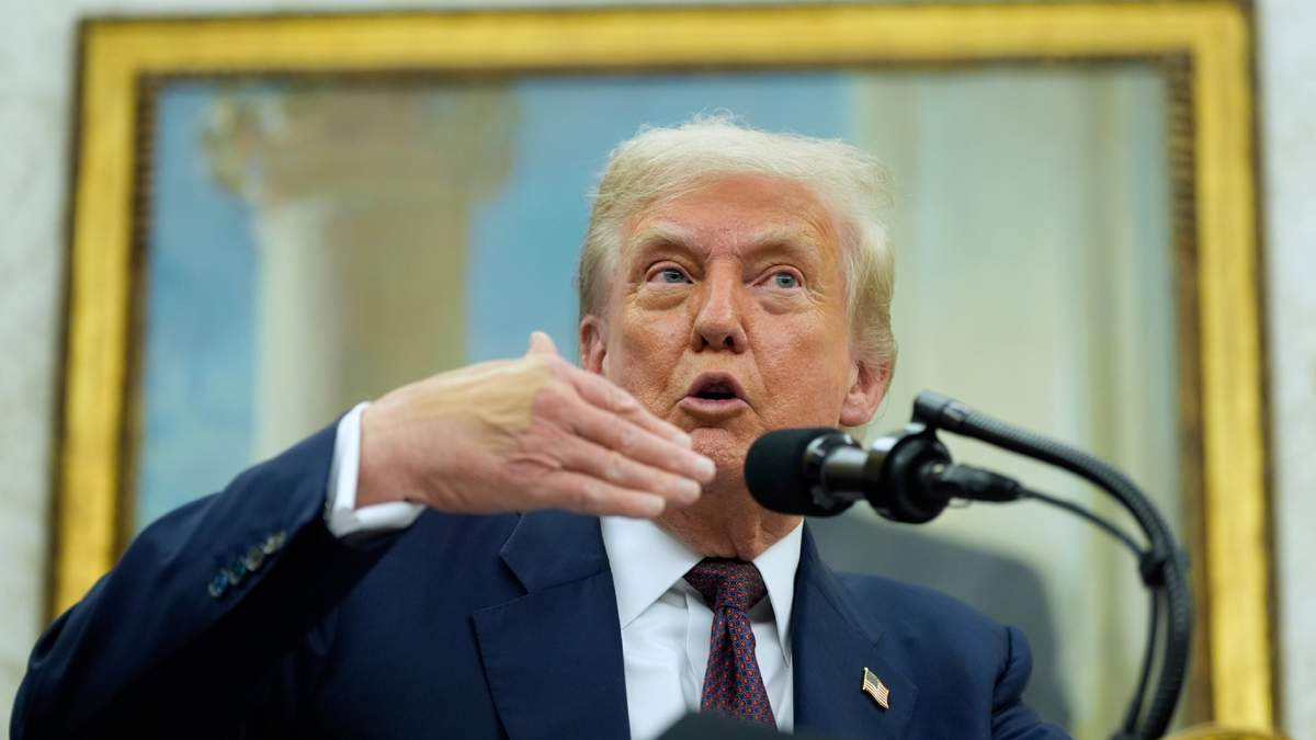 El presidente Donald Trump habla en el Despacho Oval, el 6 de agosto de 2025