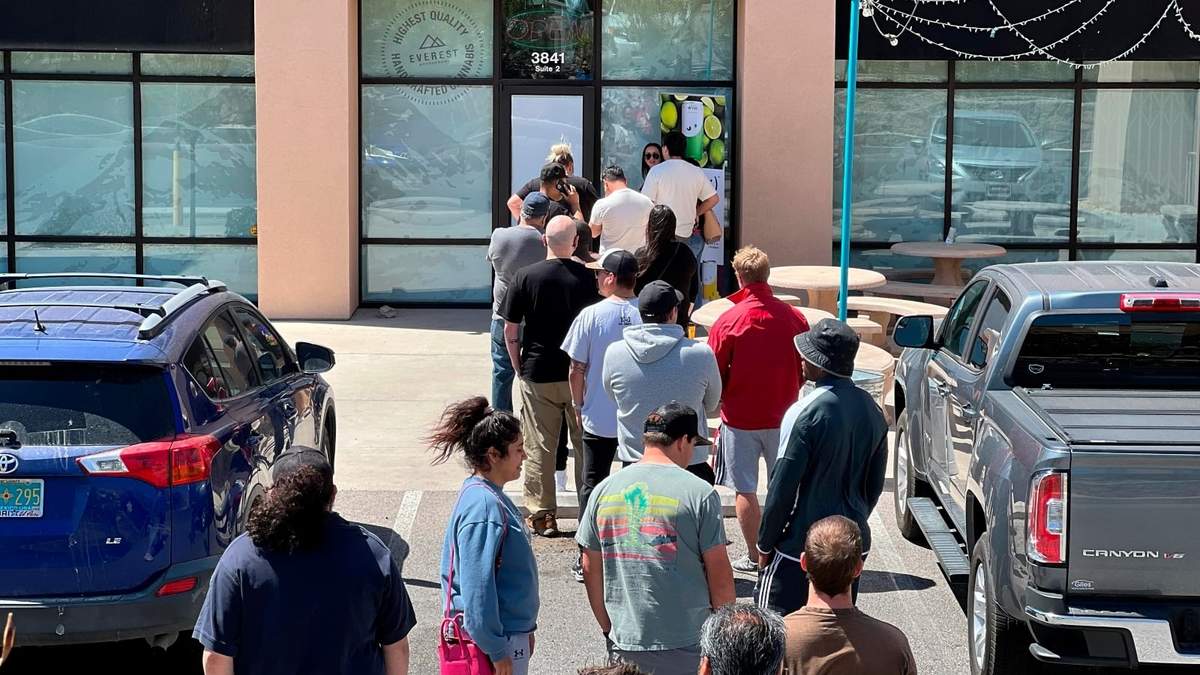 Clientes esperan afuera de un dispensario de cannabis en Las Cruces, Nuevo México