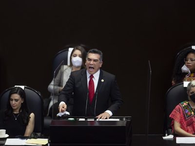 AMLO rechaza injerencia en el poder legislativo y revira a líder priista: "¿no obedecían a Peña?"