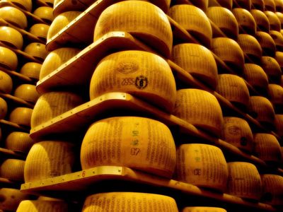 Un banco italiano toma quesos Parmeggiano como garantía para otorgar préstamos
