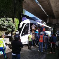 Autobús choca contra columna del segundo piso del Periférico; hay un muerto y 42 heridos (Video)