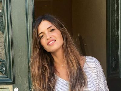 En el Algarve: Sara Carbonero deslumbra desde la piscina con sus amigas
