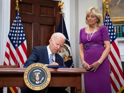 Biden promulga la primera ley sobre control de armas en décadas