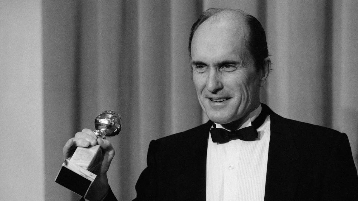 El actor Robert Duvall sostiene el Globo de Oro que ganó como mejor actor en una película dramática por su papel en "Tender Mercies" en 1984