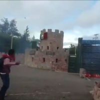 Encapuchados lanzan petardos a cuartel militar en Chilpancingo por caso Ayotzinapa
