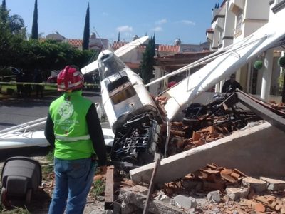 Se desploma avioneta fumigadora en calles de Celaya