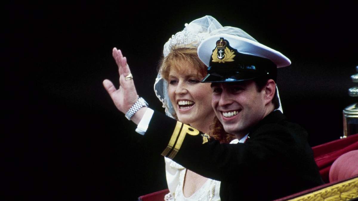 El príncipe británico Andrés, junto con su esposa Sarah, tras su boda el  23 de julio de 1986