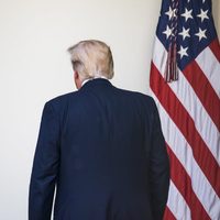 Trump cerca del abismo político: el líder republicano en el Senado le habría soltado la mano