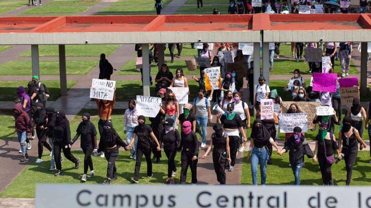 Protesta en CU por alumna violada en el CCH Sur