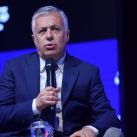 Cornejo aumentó un 40% su sueldo y el de sus funcionarios