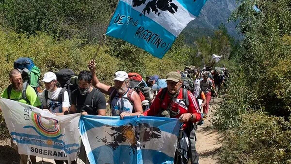 Los manifestantes comenzaron la séptima marcha a Lago Escondido.  Fuente: (Página 12)