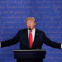 En batalla final con Clinton, se niega Trump a decir si aceptará resultado electoral
