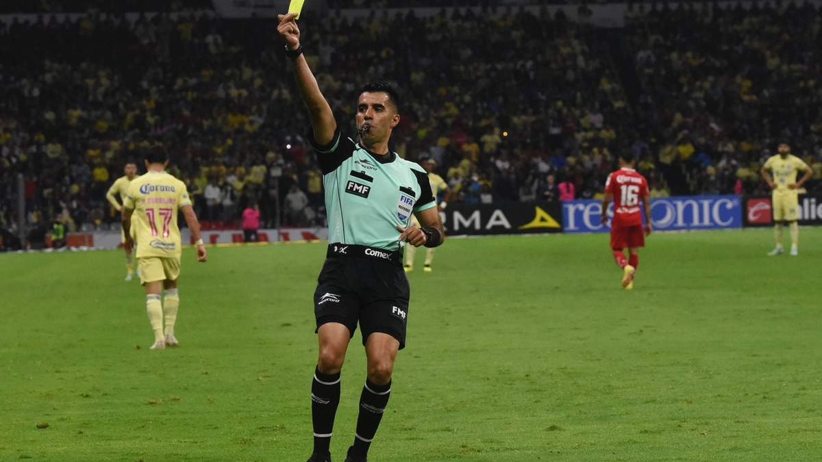Árbitro en un partido de futbol