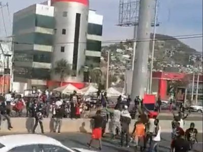 Haitianos protestan frente al INM en Monterrey; exigen permisos de trabajo
