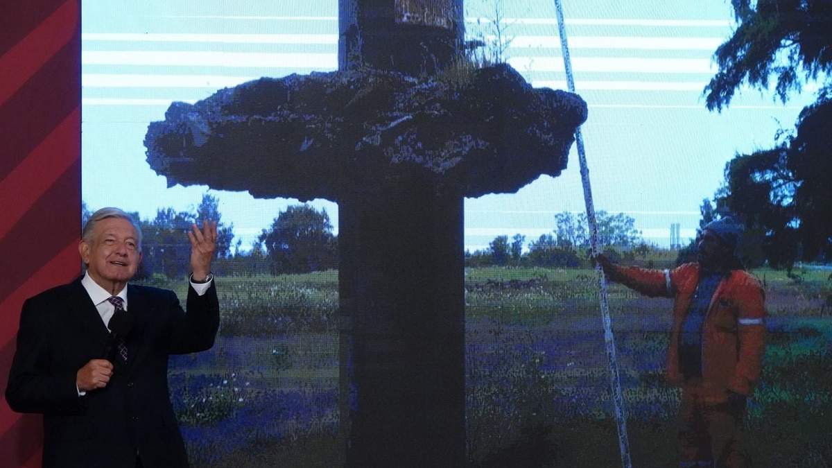 En su conferencia matutina, muestra una imagen del hundimiento en las estructuras abandonadas del aeropuerto inconcluso de Texcoco